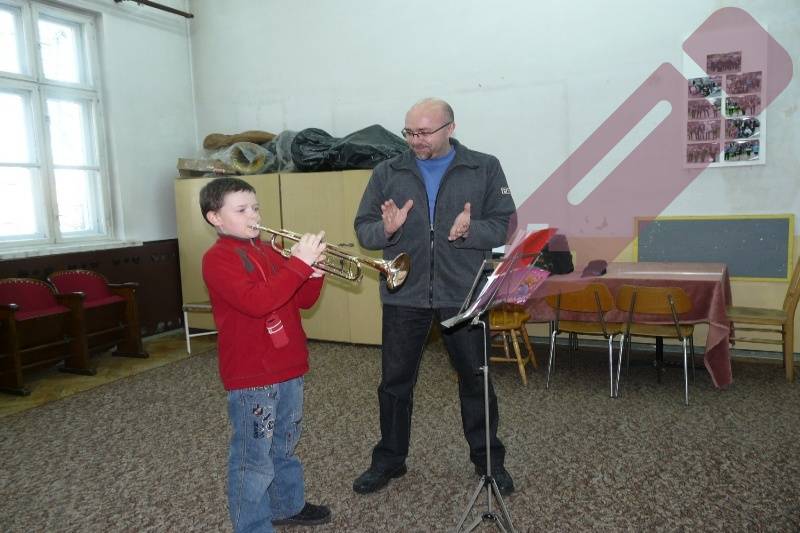 Zdjęcie: KoĹo muzyczne - naukÄ gry na instrumentach dÄtych prowadzi pan Arkadiusz Garus.